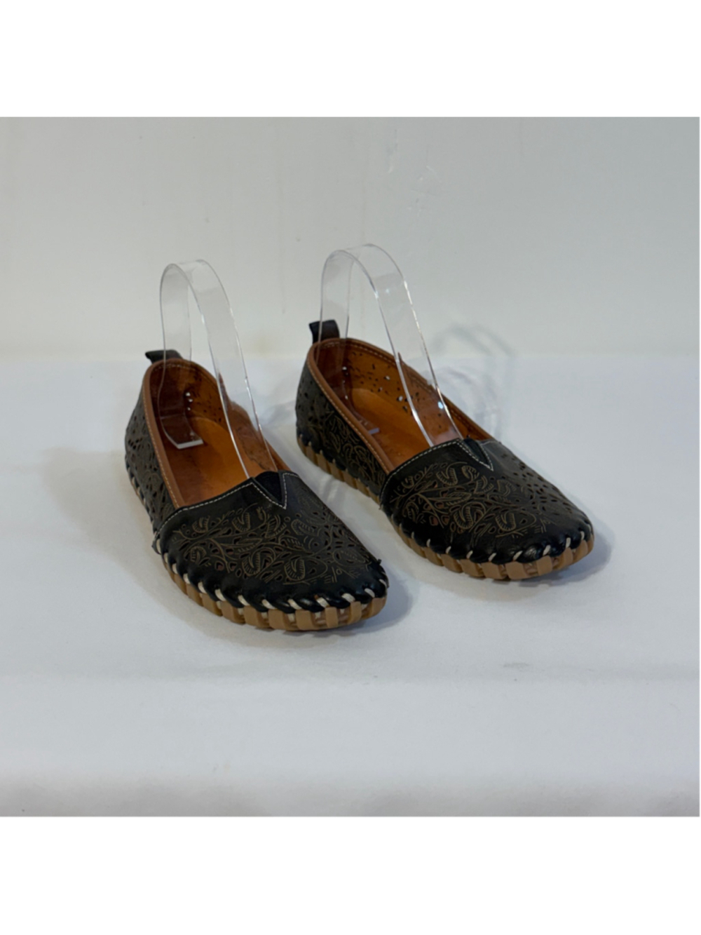 Everly Black Floral Laser Cutout Flats Women’s EU 38 Leather Removable Liner